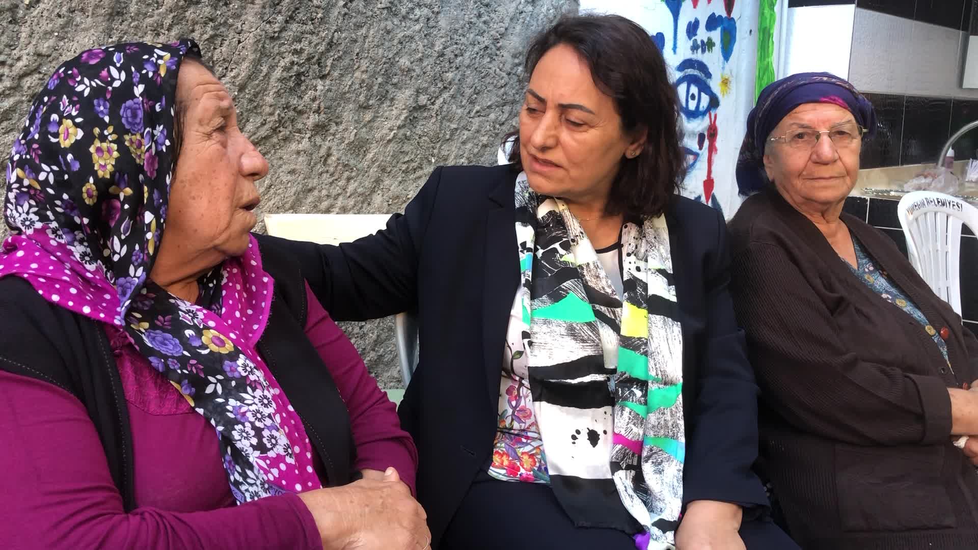 Yaşlı kadın isyan etti: “Aç mı kaldık, susuz mu kaldık? Kimsenin umurunda değiliz"