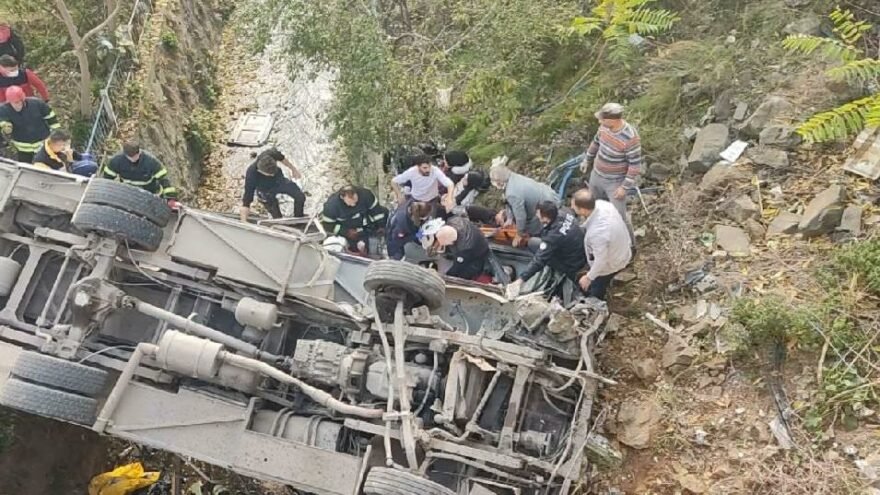 Servis midibüsü dere yatağına uçtu: Çok sayıda yaralı var