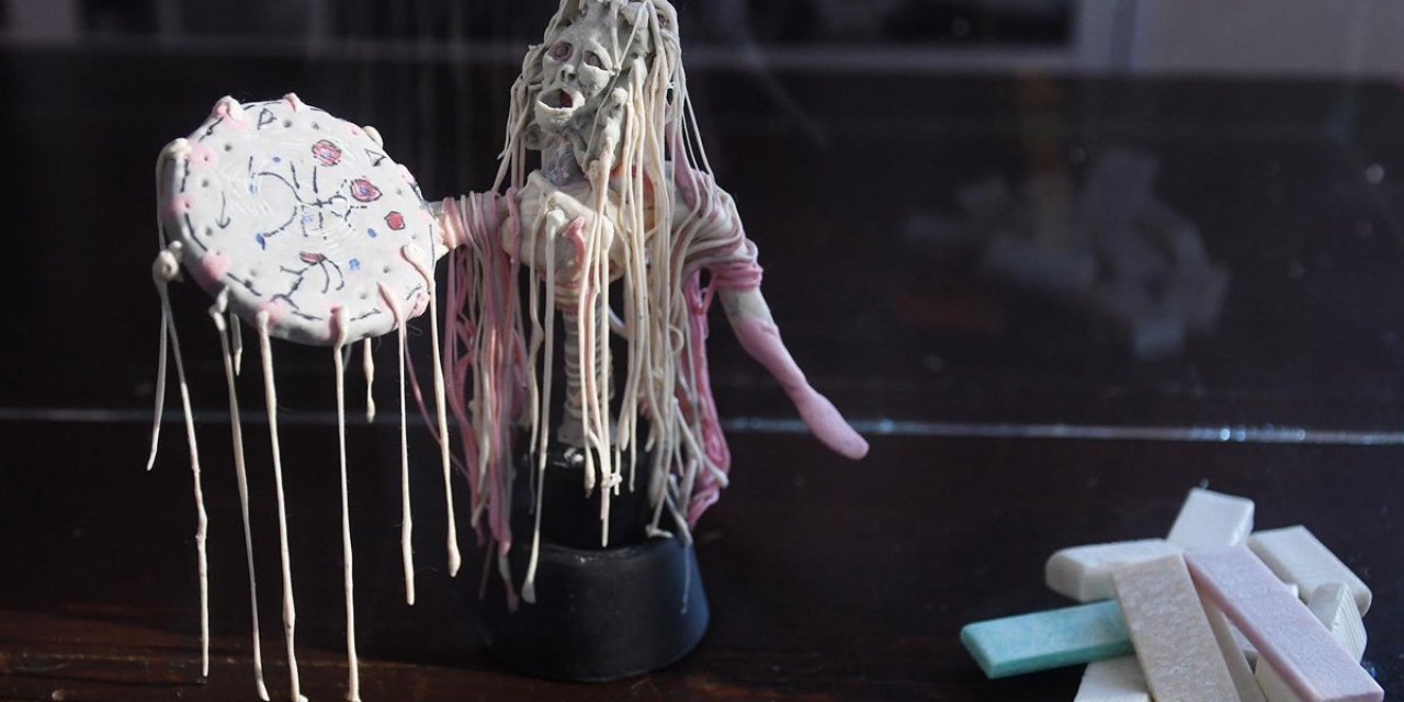 Çiğnenmiş sakızlardan heykeller