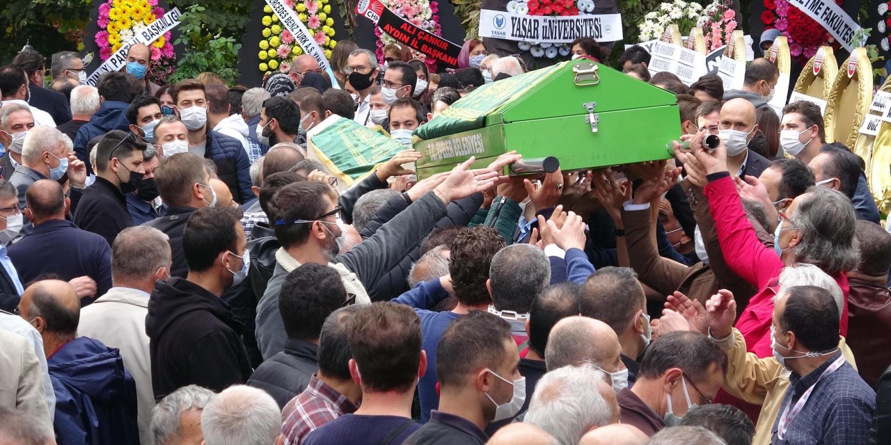 Depremde yaşamını yitiren 3 kişilik Küçükyumuk ailesi, son yolculuklarına uğurlandı