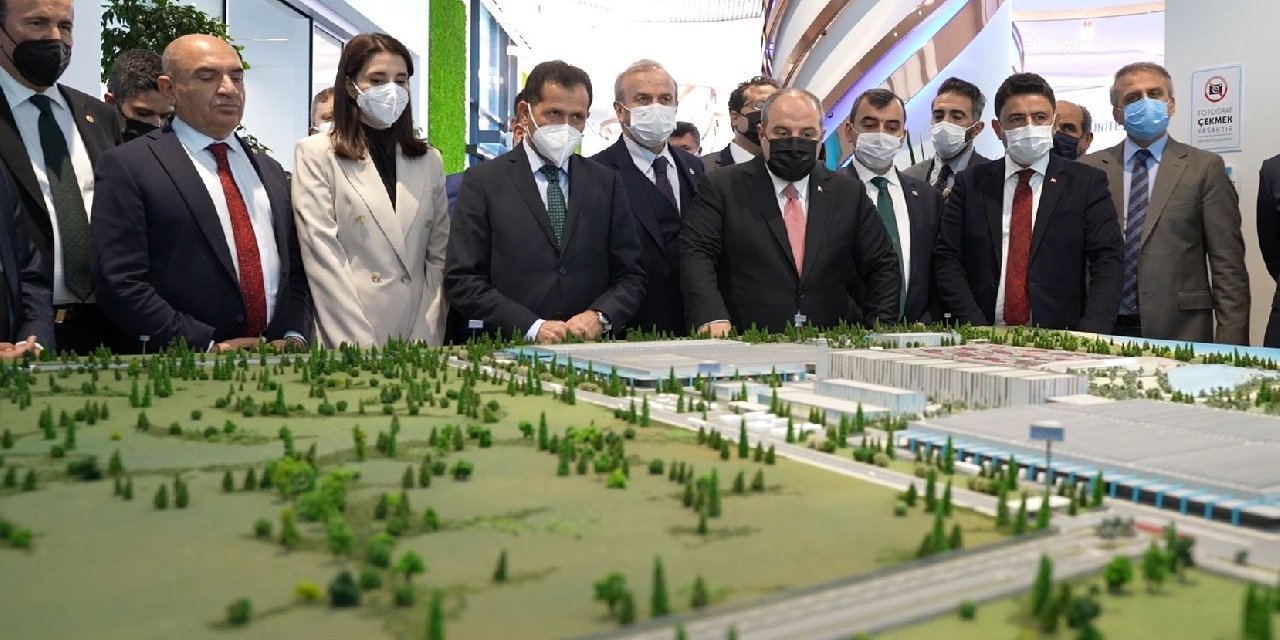 Bakan Varank, milletvekilleri ile TOGG'u ziyaret etti