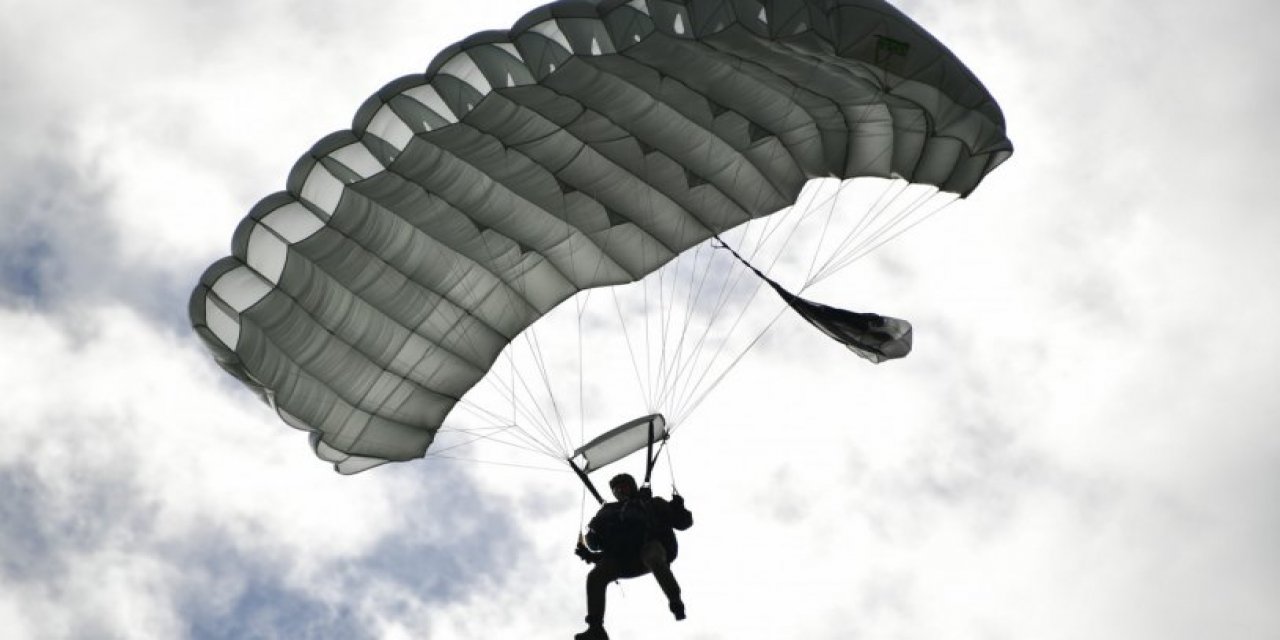 İki Rus paraşütçü asker Belarus'ta yapılan tatbikatta hayatını kaybetti