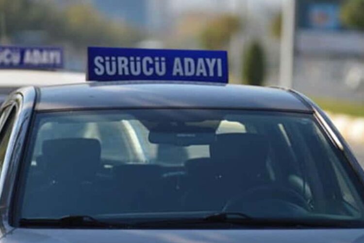 Bakan duyurdu: Ehliyet sınavında bir ilk!