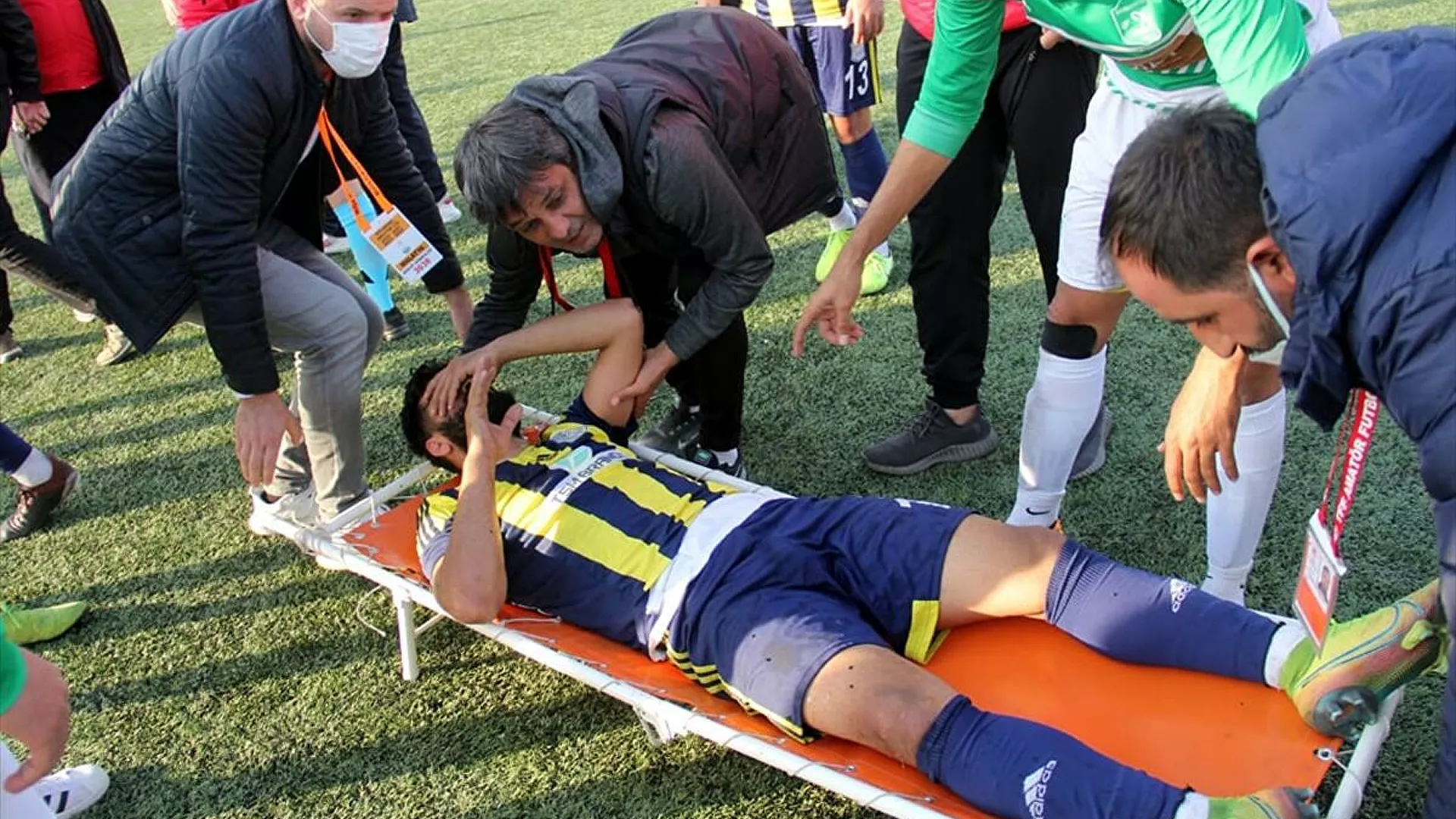 Korku dolu anlar... Maç sırasında dili boğazına kaçtı