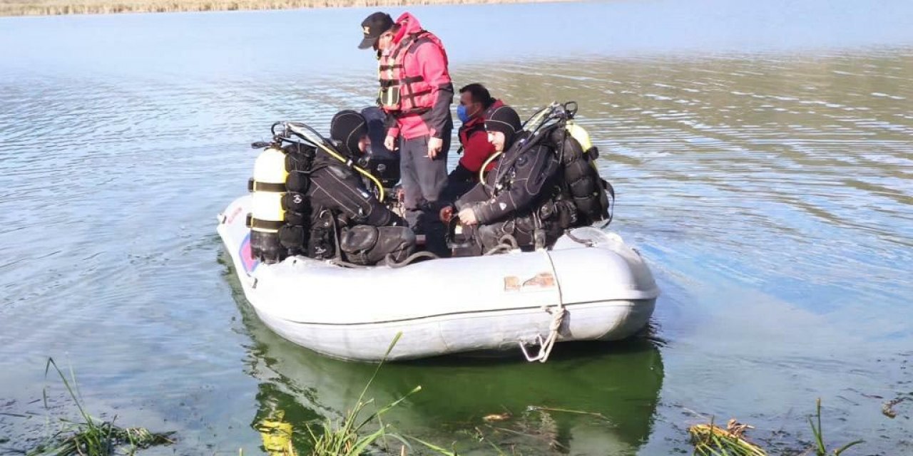 Gölde balık tutarken kayıktan düşen 2 arkadaştan 1'i yaşamını yitirdi