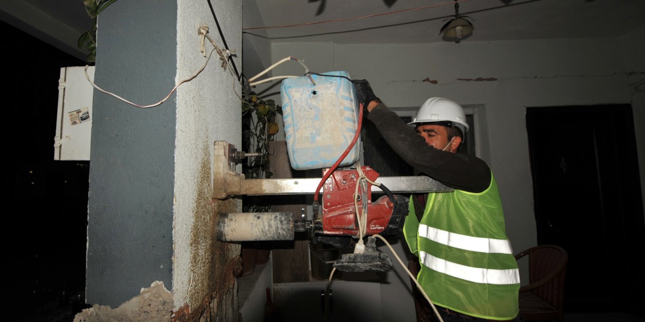 İzmir'de depremde hasar gören binaların risk durumları tespit ediliyor