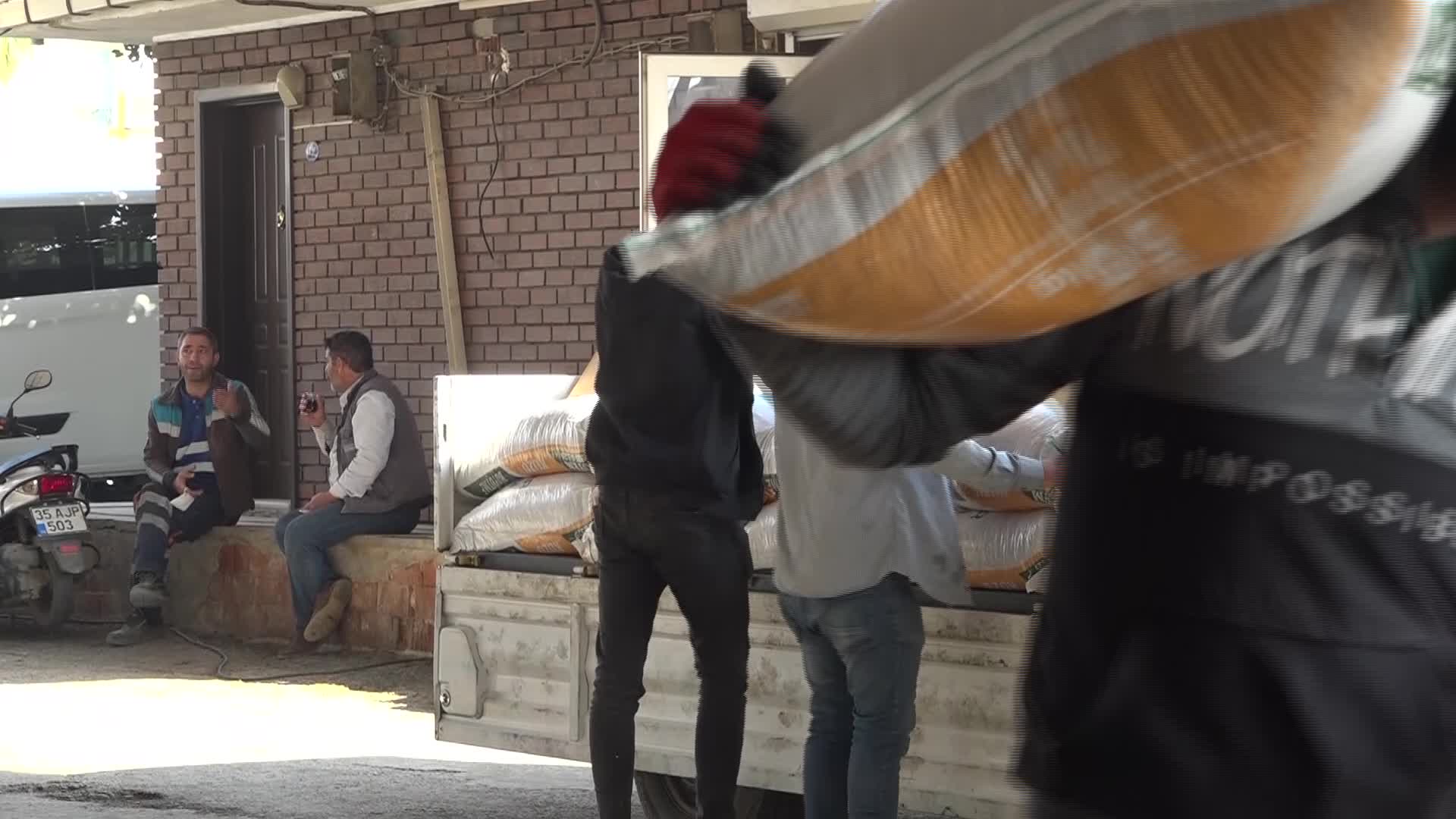 İzmir Büyükşehir, 191 üreticiye 13 bin çuval kuzu büyütme yemi dağıttı