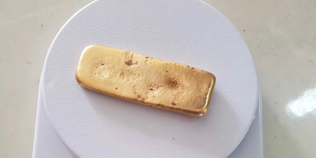 Sınırdan 286 gram altınla geçmek isterken yakalandı