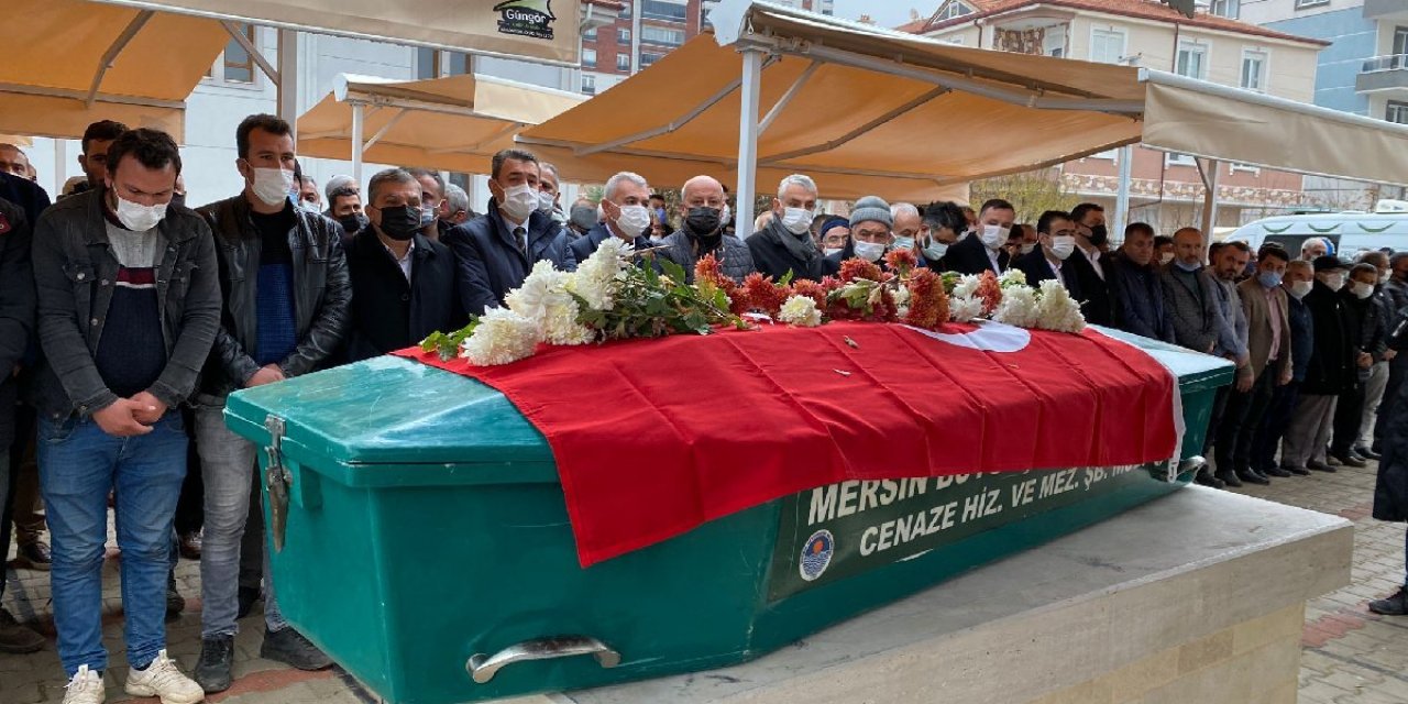 Tabutu çiçeklerle süslenen Müslüme, toprağa verildi