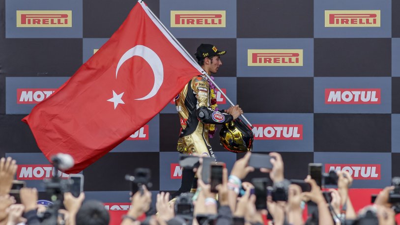 Milli motosikletçi Toprak Razgatlıoğlu, dünya şampiyonu oldu