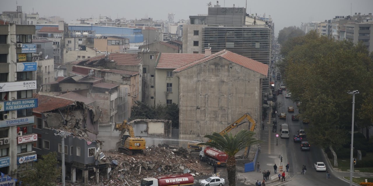 Konak Belediyesi'nin yeni hizmet binası için  yıkım süreci hızlandı