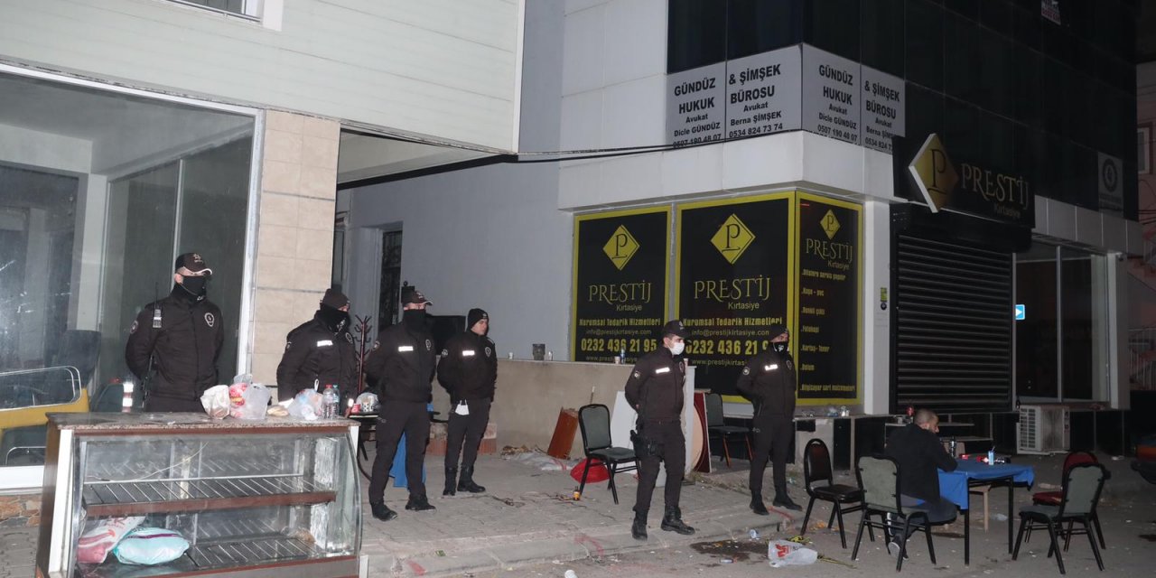 İzmir'de polis ve bekçi, boşaltılan binaların çevresinde nöbet tutmaya başladı