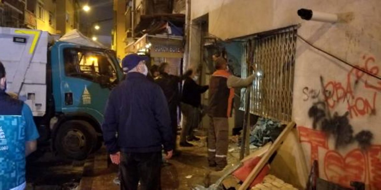 BEYOĞLU'NDA FRENİ TUTMAYAN ÇÖP KAMYONU BİNAYA ÇARPTI