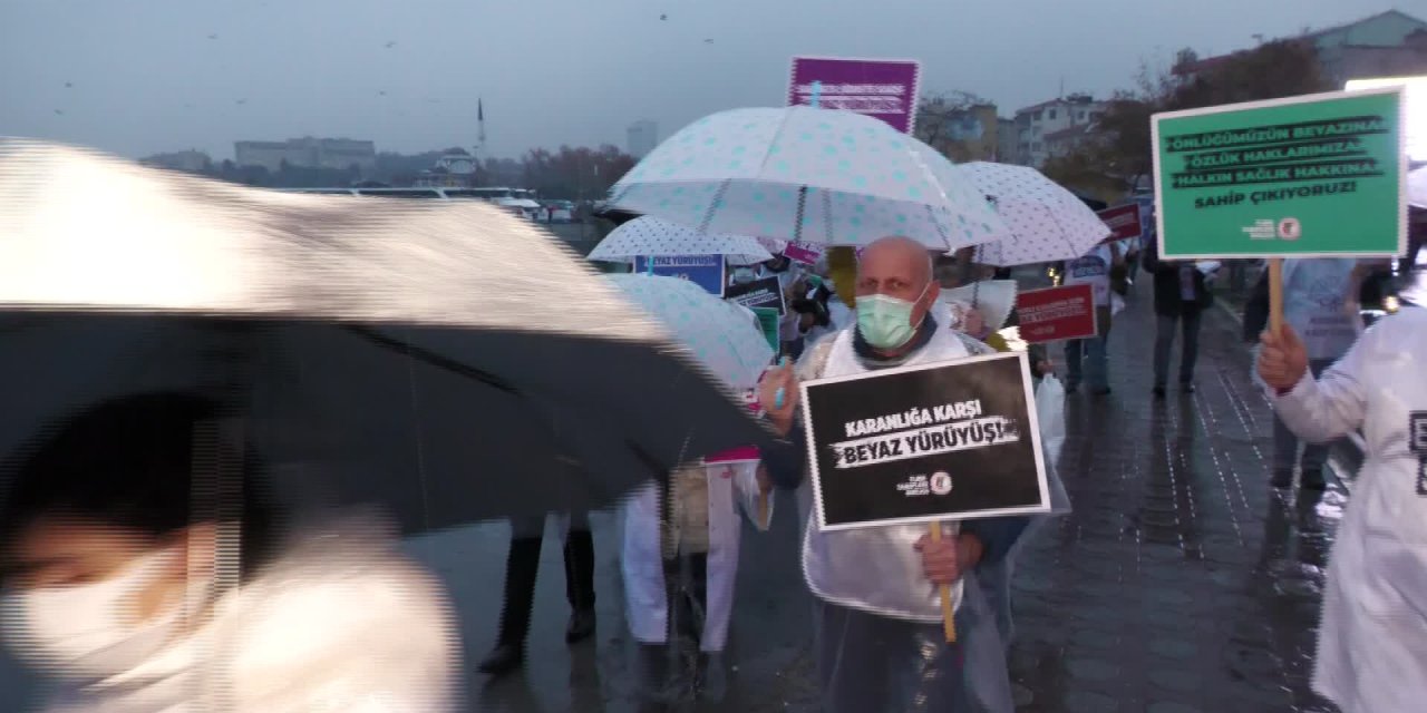 HEKİMLERİN İSTANBUL’DAN ANKARA’YA "BEYAZ YÜRÜYÜŞ"'Ü BAŞLADI: "BİZE DAYATILAN KARANLIĞA KARŞI ÖNLÜĞÜMÜZÜN BEYAZINA SAHİP ÇIKMAK İÇİN"