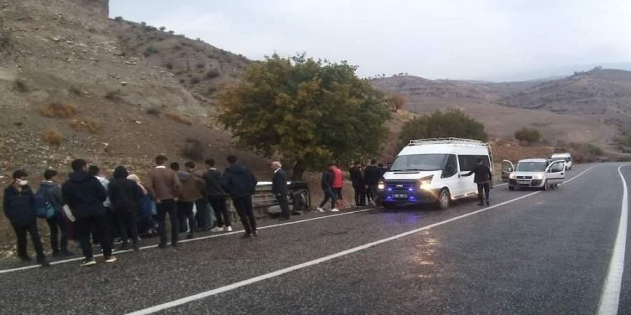 Kontrolden çıkan öğrenci servisi devrildi: Yaralılar var