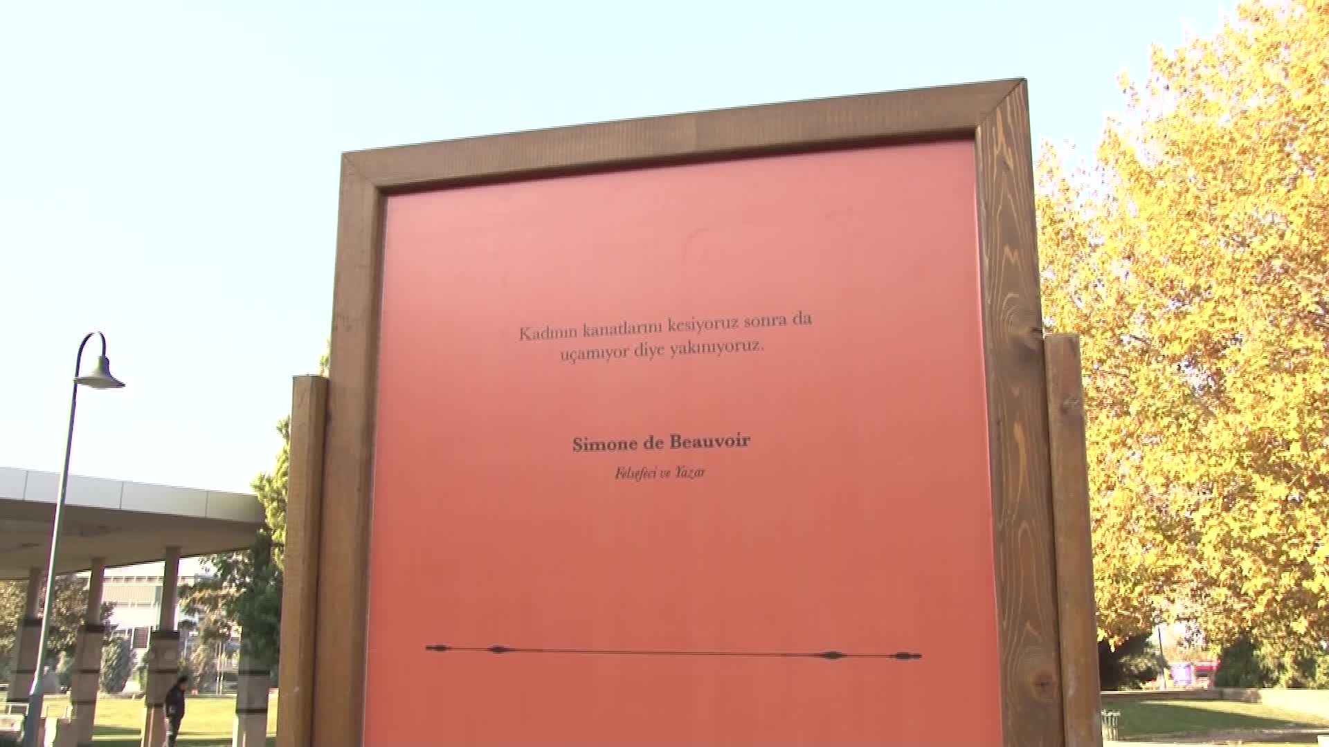 İzmir'de turuncu bahçe ve kadın anıtı açıldı