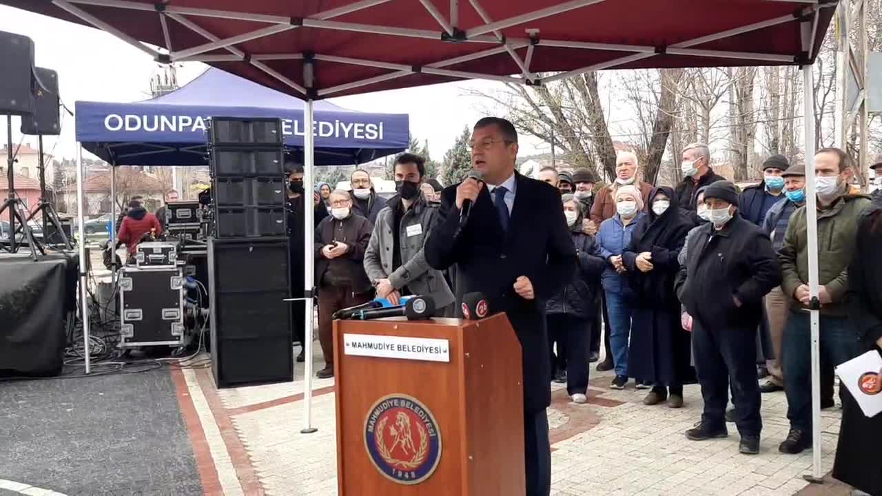 CHP'li Özgür Özel'den sert çıkış: "O günün kuyruğunu diline dolayan, dün akşam bütün Türkiye’yi benzinliklerin önünde kuyruğa soktu"