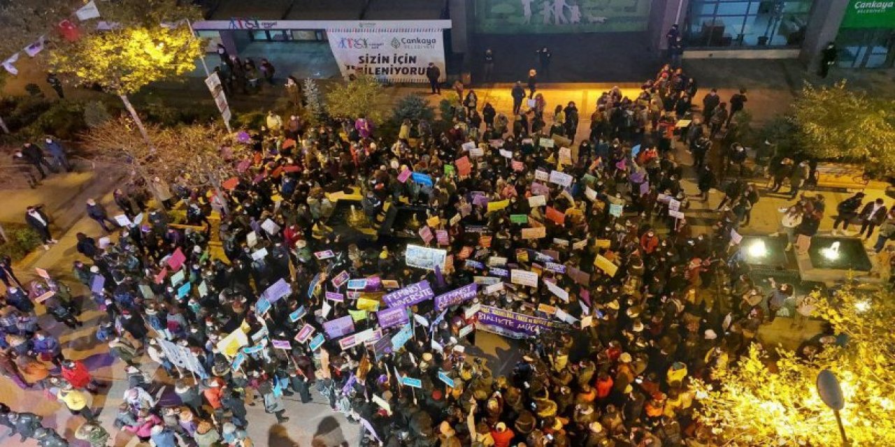 Kadınlar meydanlarda