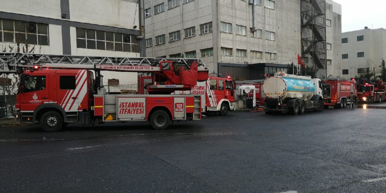 Esenyurt'ta plastik üretimi yapan fabrikada yangın