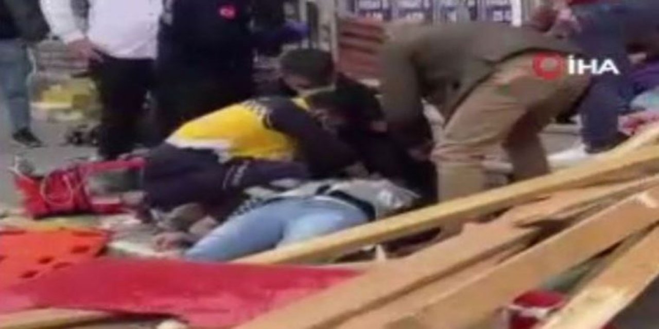 İstanbul'da bir binanın çatısı yurttaşların üzerine uçtu: Çatının altında kalanlar var