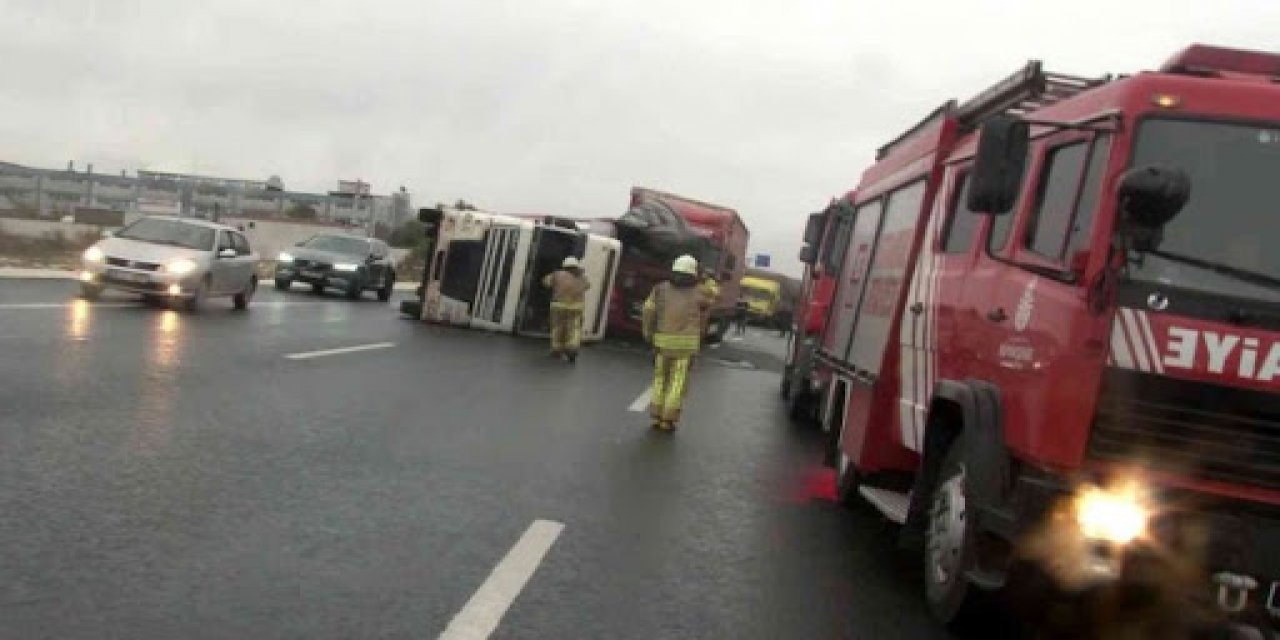 İstanbul'daki lodos can aldı: Çatılar uçtu, TIR devrildi