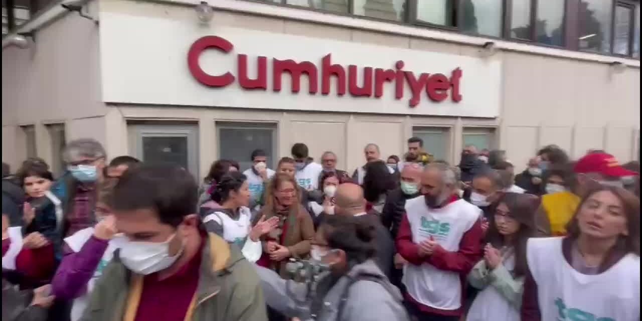 Cumhuriyet Gazetesi'nde 8 kişinin işine son verilmişti: Gazete önünde protesto düzenlendi