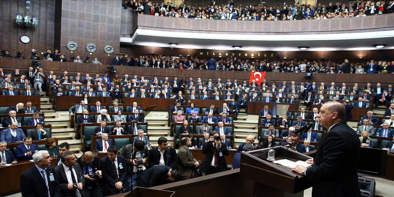 Ünlü ekonomist AKP'ye sert çıktı: "AKP bakın kimleri zengin etti!"