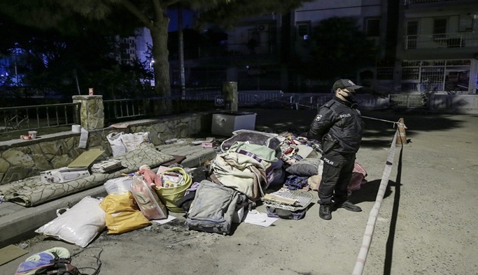 Yağcıoğlu Apartmanı'nın enkazından çıkarılan eşyaları polis koruyor