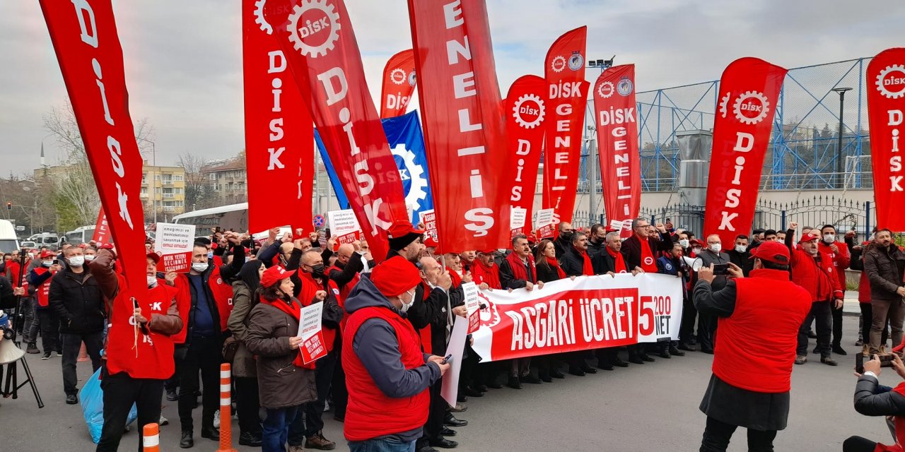 İşçilerden bakanlık önünde eylem: "Asgari ücret net 5200 lira"