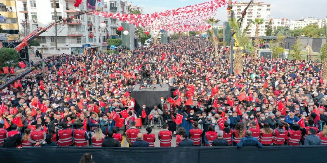 CHP, 'acil seçim' çağrısıyla sahaya çıkıyor: Mersin'de miting alanı doldu