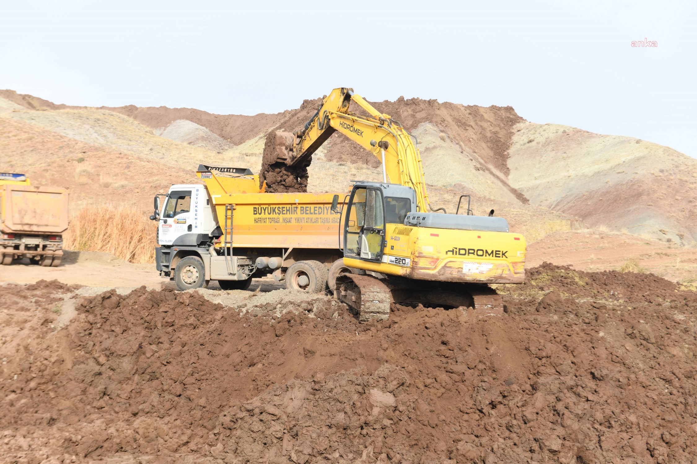 Ankara Büyükşehir başkentteki sulama göletlerini temizliyor