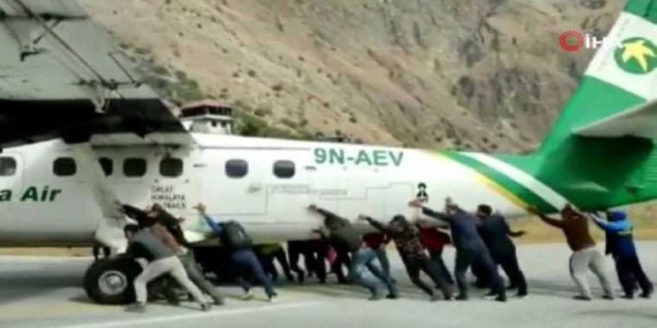 Yolcular, lastiği patlayan uçağı böyle ittiler