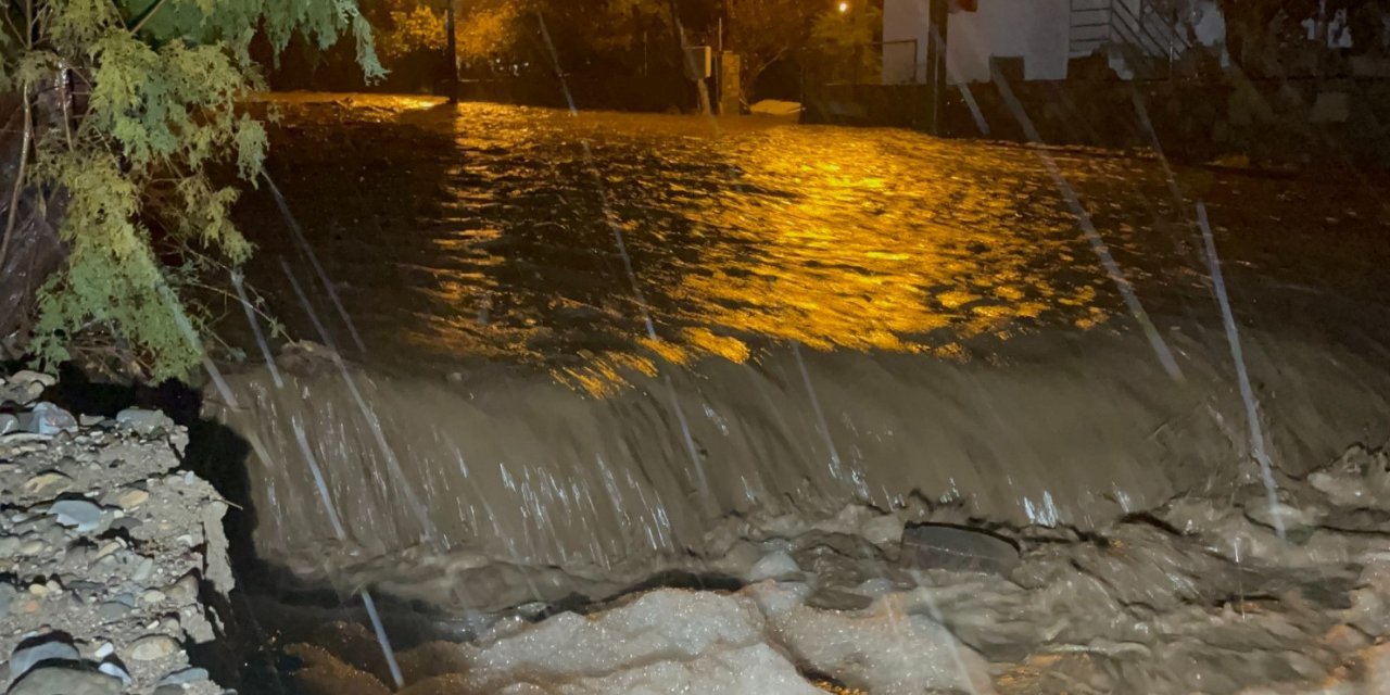 Bodrum'da hayat felç oldu... Ev ve iş yerlerini su bastı