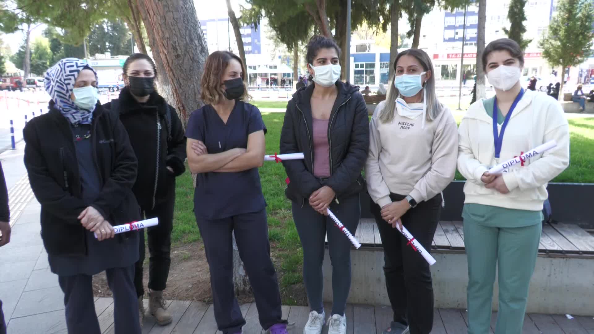 Sağlık çalışanları diplomalarını çöpe attı