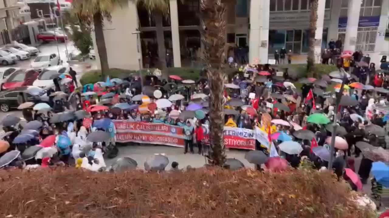 Sağlık çalışanlarından sağanak yağışta protesto: "Üvey evlat değiliz"