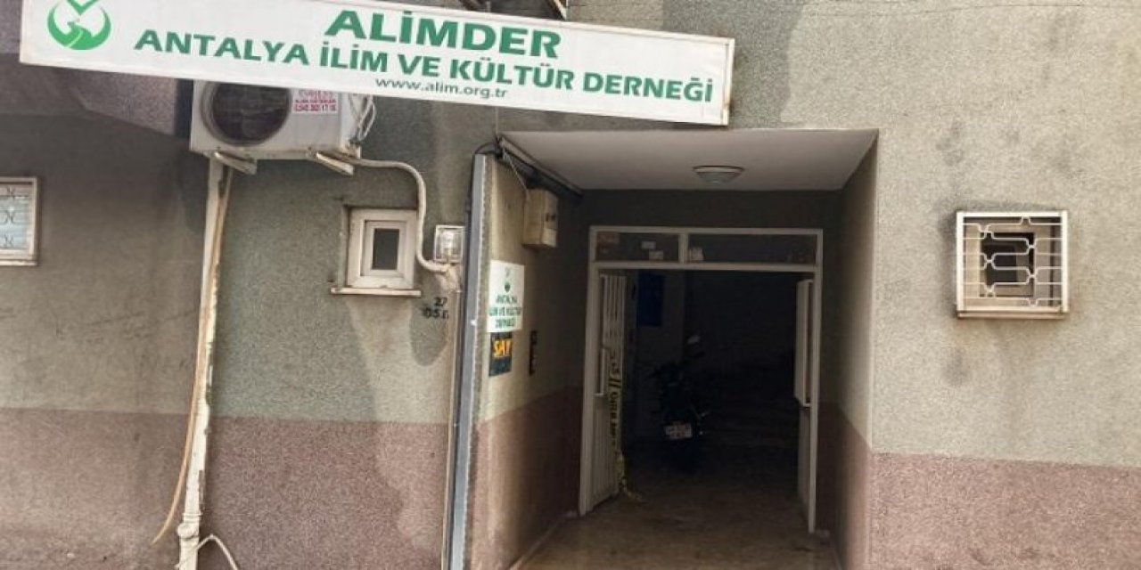 Tarikat yurdunda vahşet: Tabela söküldü, yurt tahliye edildi, binanın emniyet müfettişine ait olduğu iddia edildi