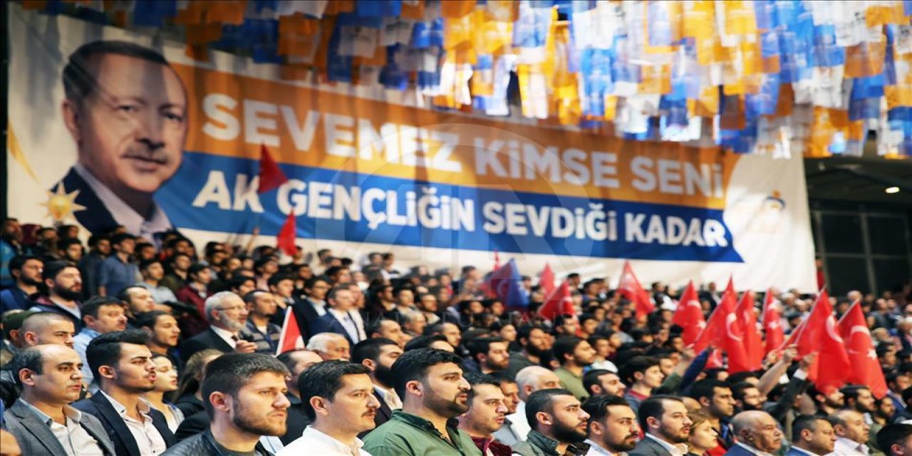 "AKP içindeki genç mebuslar rahatsız" dedi ve... 'Yazarsan, bizi yakarsın dediler'