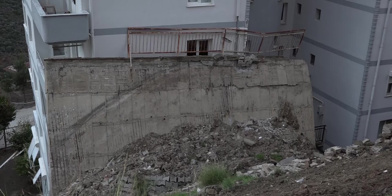 İzmir Büyükşehir Belediyesi'nden çöken istinat duvarına güvenlik önlemi