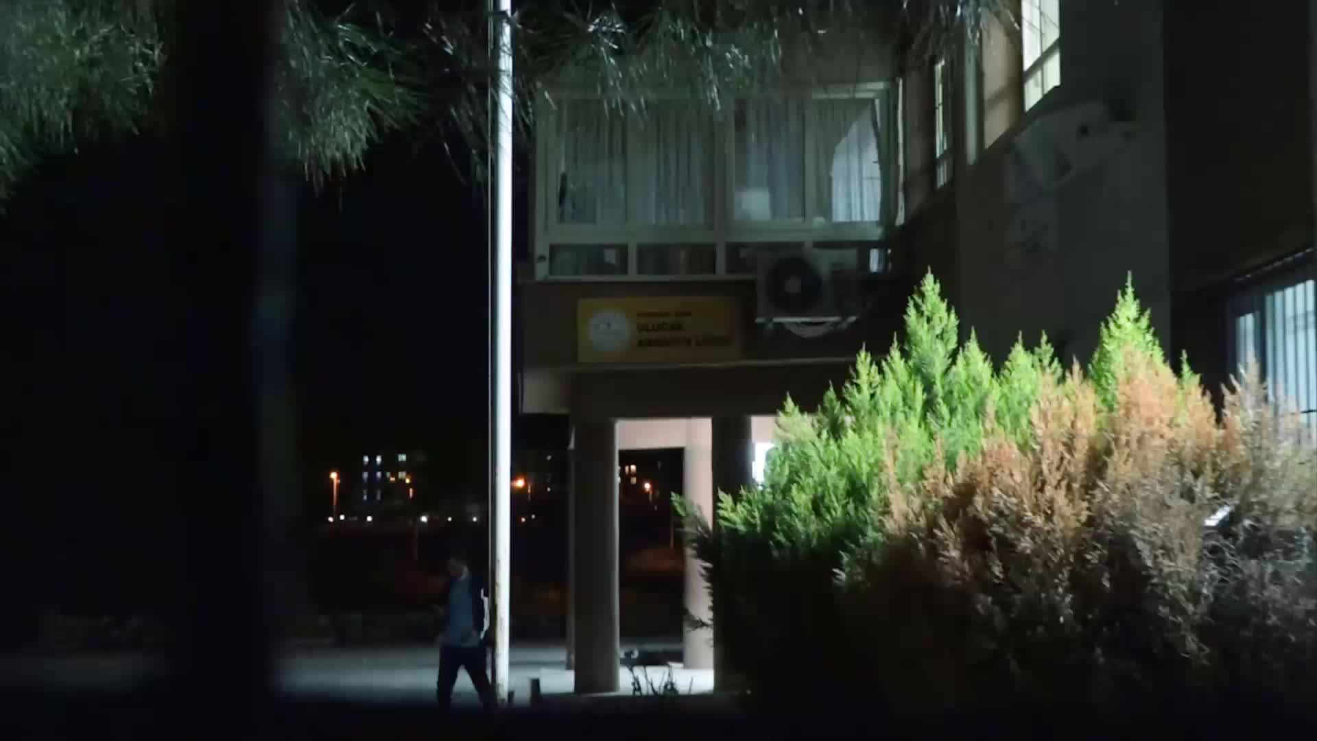 İzmir'de öğrencilerin 'karanlık çilesi' okul önünde fenerle protesto edildi