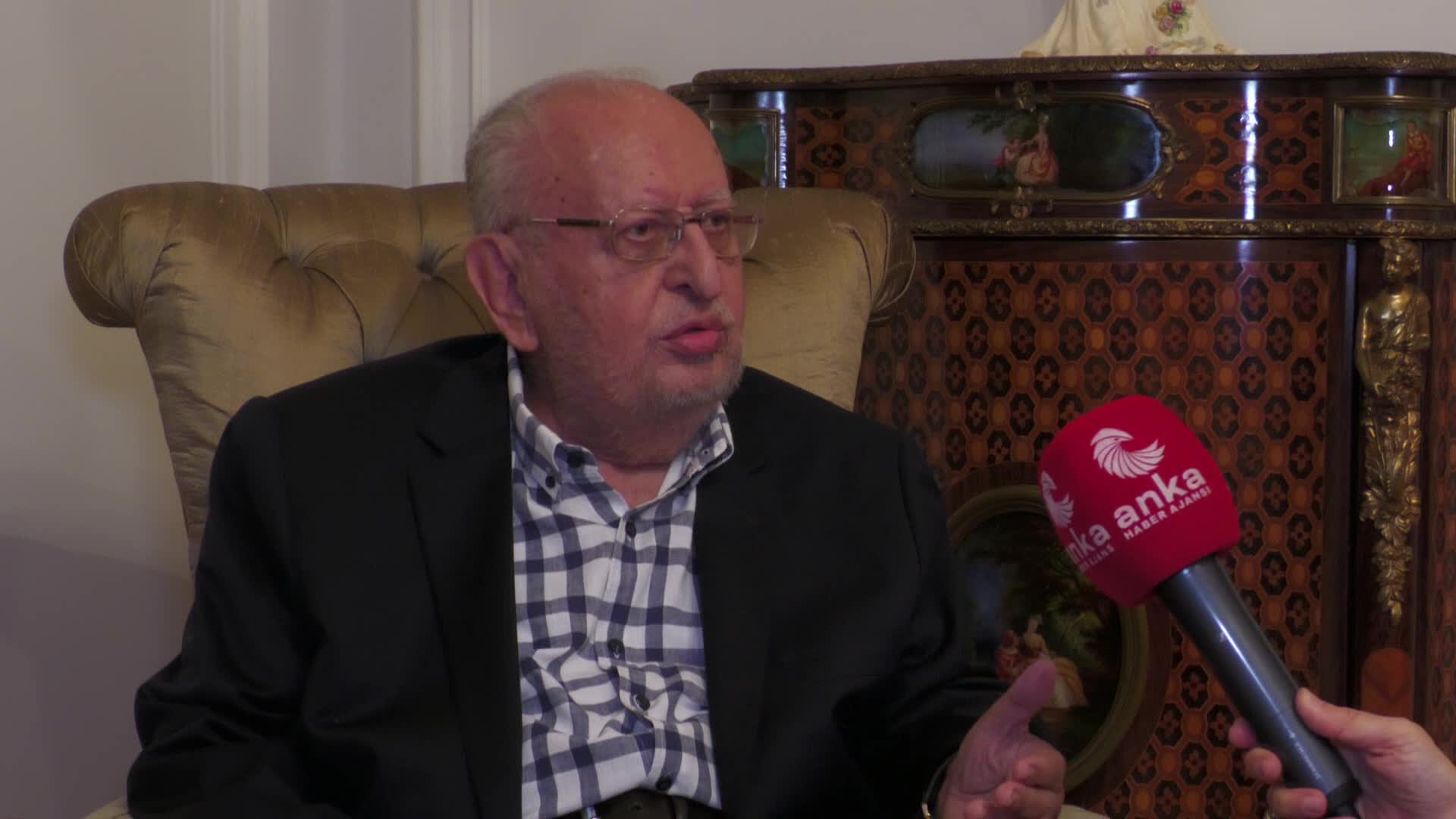 Hüsamettin Cindoruk: "Türkiye, artık demokrasi ile yönetilen ülkeler arasında görülmüyor"