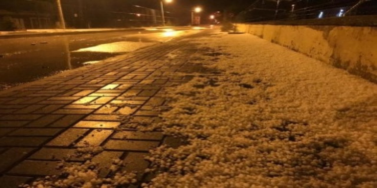 Çankırı'nın Çerkeş ilçesinde etkili olan sağanak yağış ve dolu sonrası ilçe beyaza büründü.