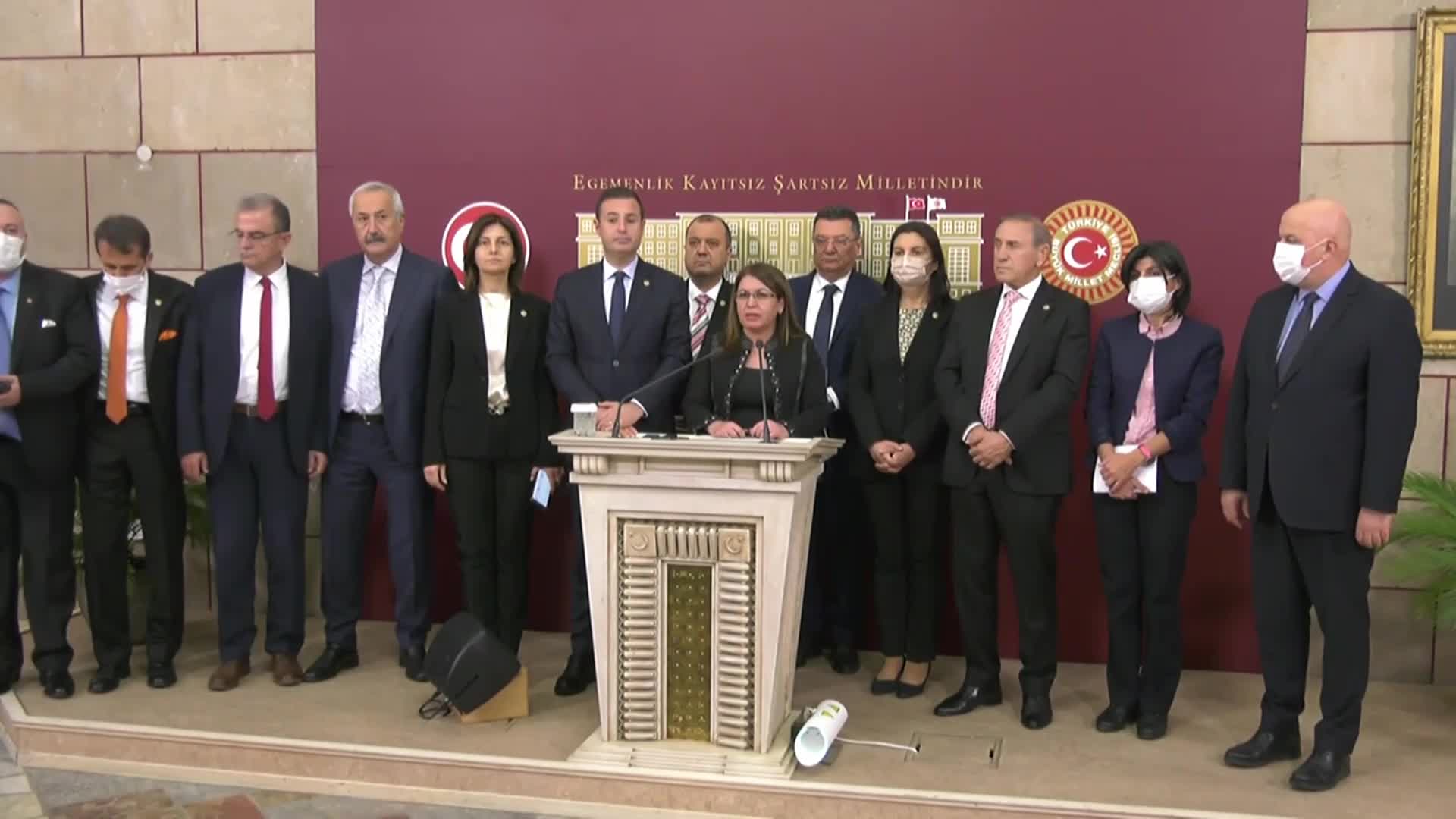 CHP'li milletvekillerinden öğrencilerin gözaltına alınmasına tepki: "Barınmak istiyoruz' demek TCK'nın hangi maddesine göre suçtur?"