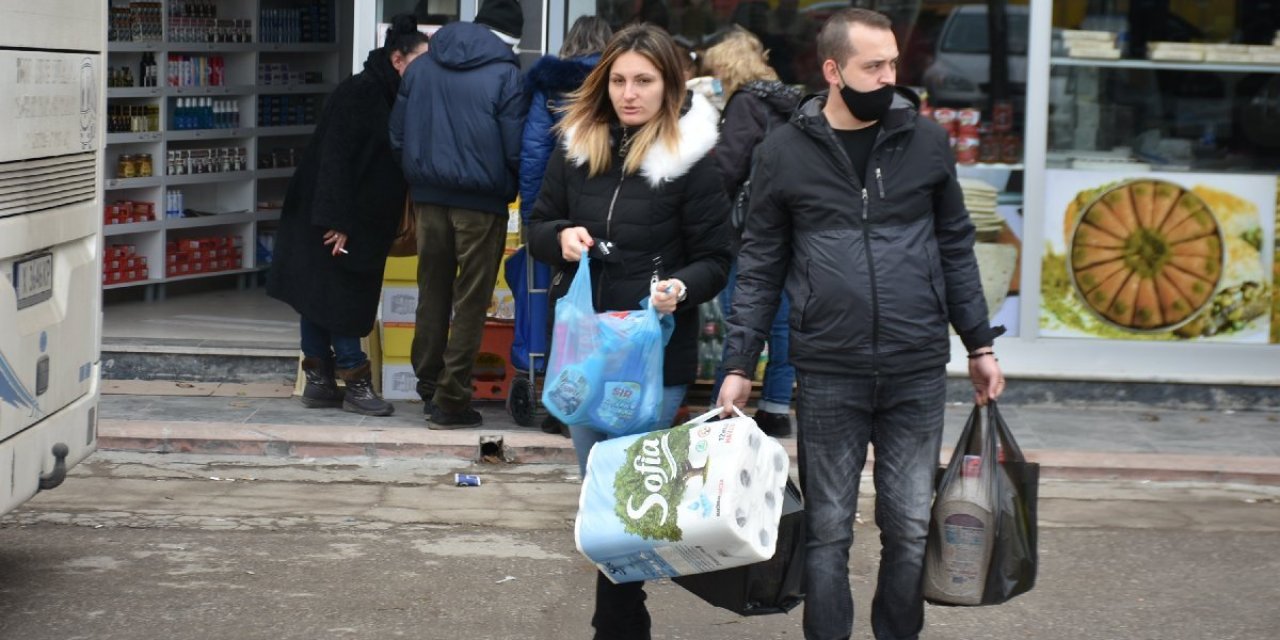Türk Lirası'ndaki tarihi değer kaybı Bulgarlara yaradı: İğneden ipliğe her şeyi valiz ve torbalarla satın aldılar
