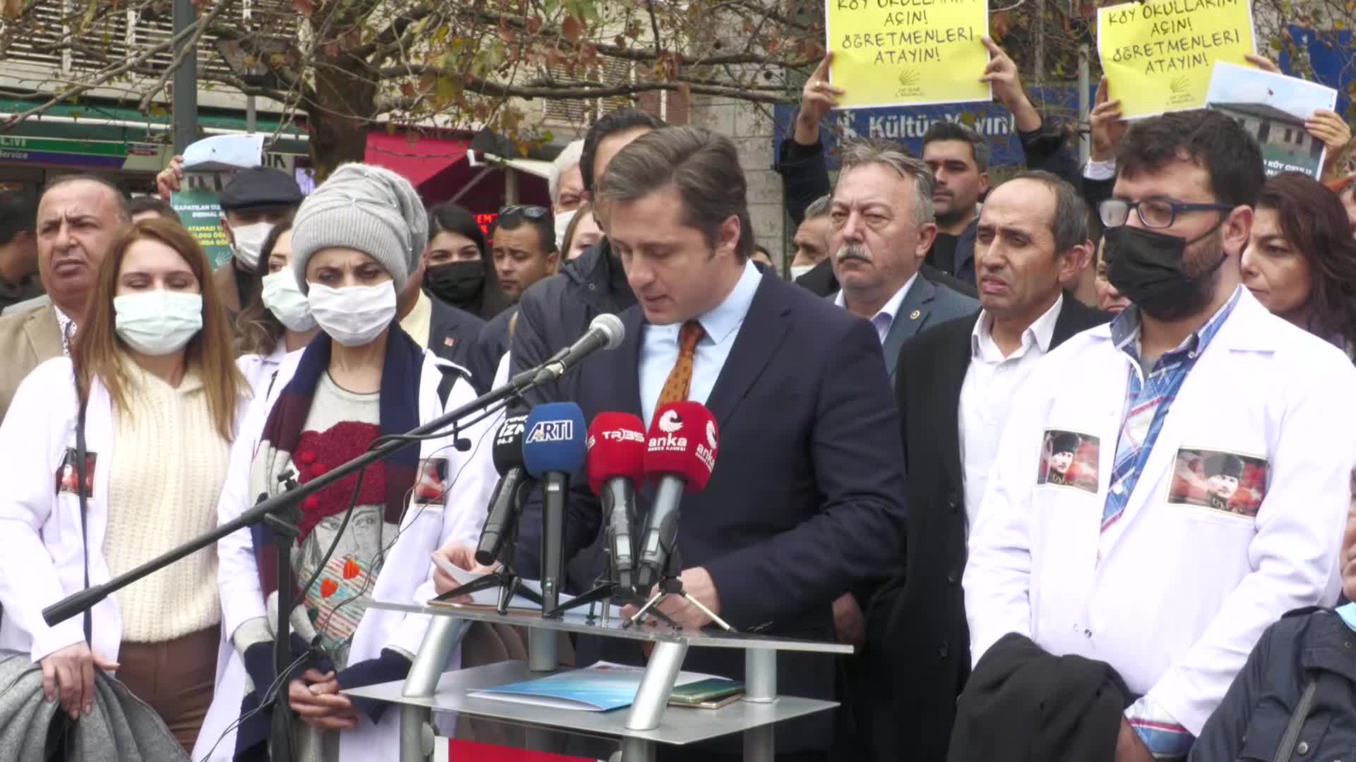 CHP İzmir'den atanmayan öğretmenler için hükümete çağrı: "100 bin açık öğretmen kadrosuna derhal atama yapılmalı"