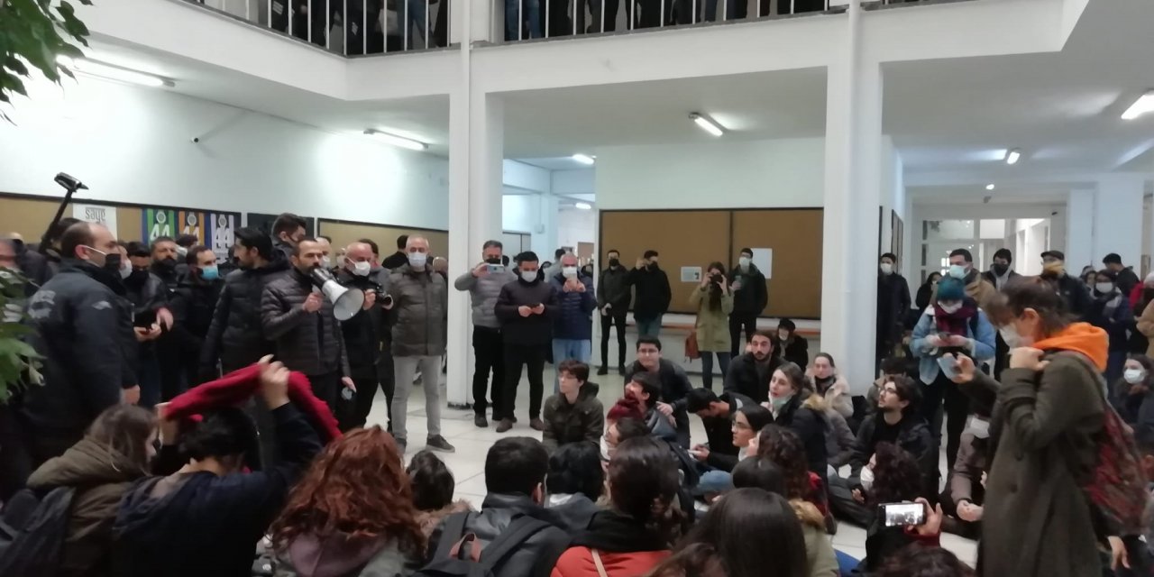 Ankara Üniversitesi'nde forum düzenlemek isteyen öğrencilere polis müdahale etti: Çok sayıda gözaltı