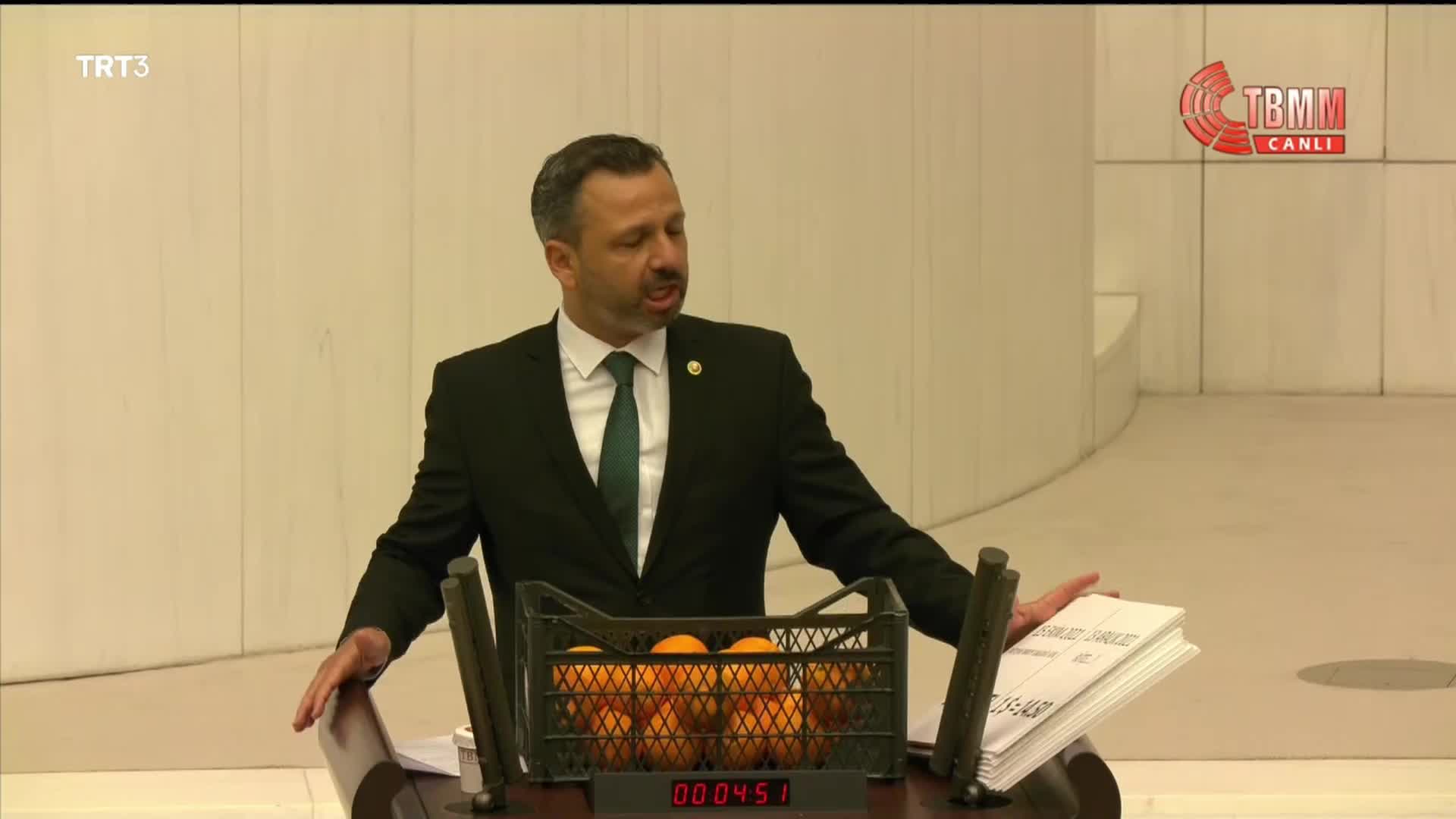 CHP'li Erbay, TBMM kürsüsünden portakal döktü: "Narenciyeciler seneye ağaçlarını kesmek zorunda kalacak"