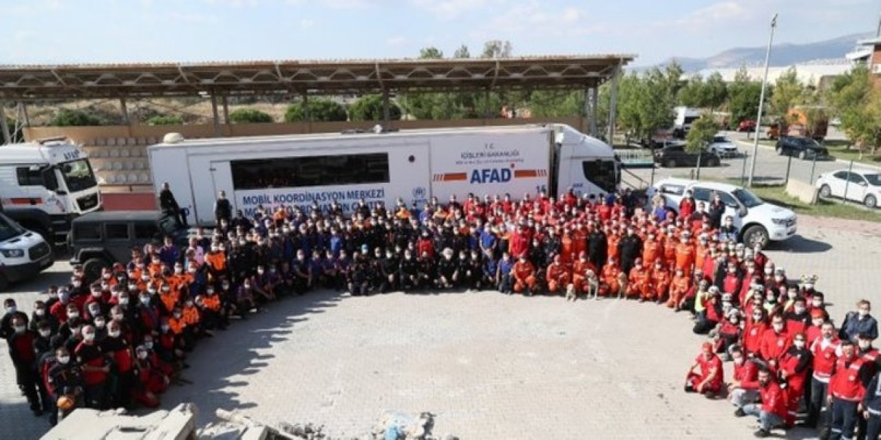 Kahramanlardan duygusal veda... Depremin gizli kahramanları İzmir'den ayrıldı!