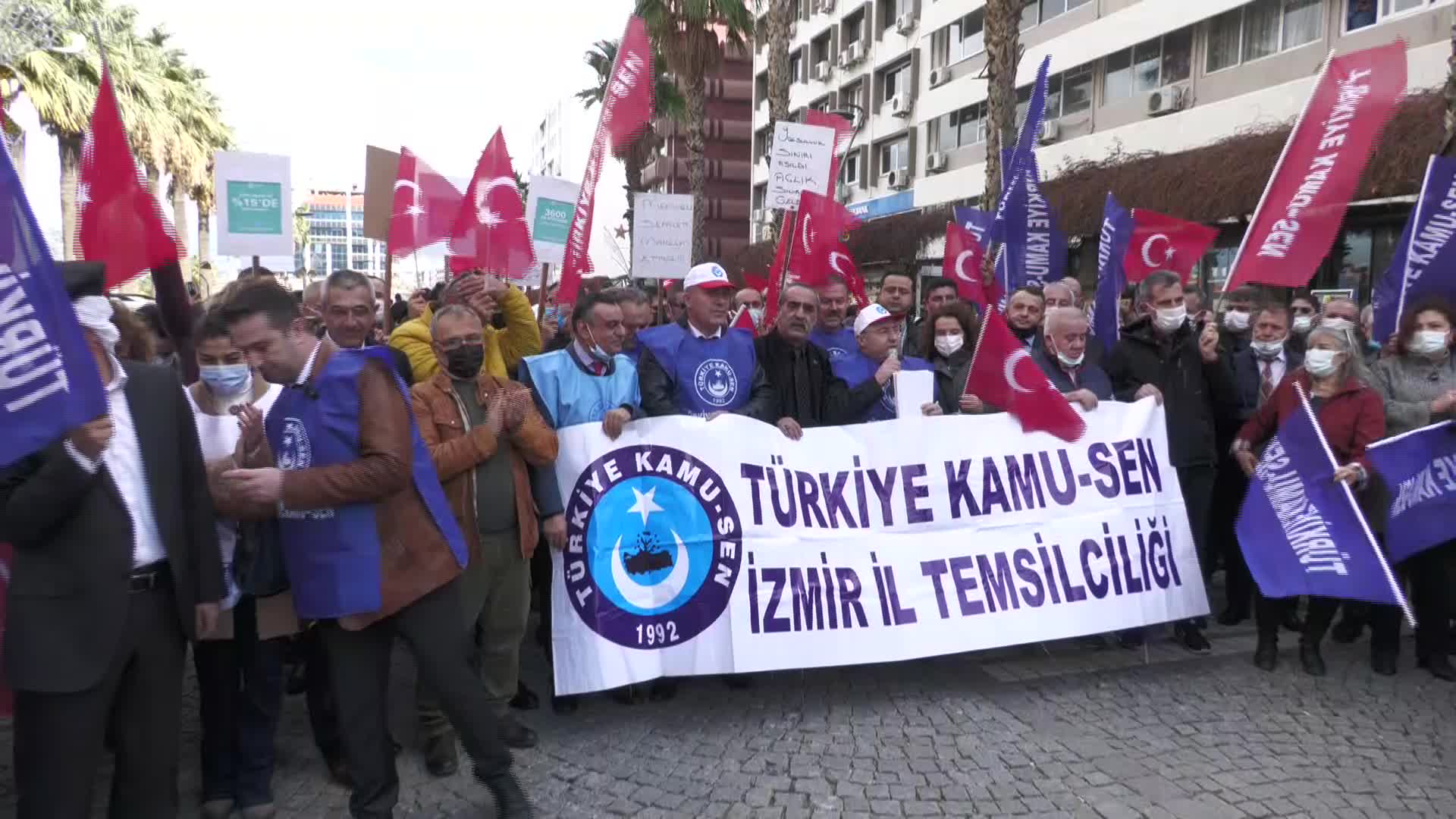 İzmir'de memurlardan bordro yakma eylemi: "Boş tencere kaynamıyor"