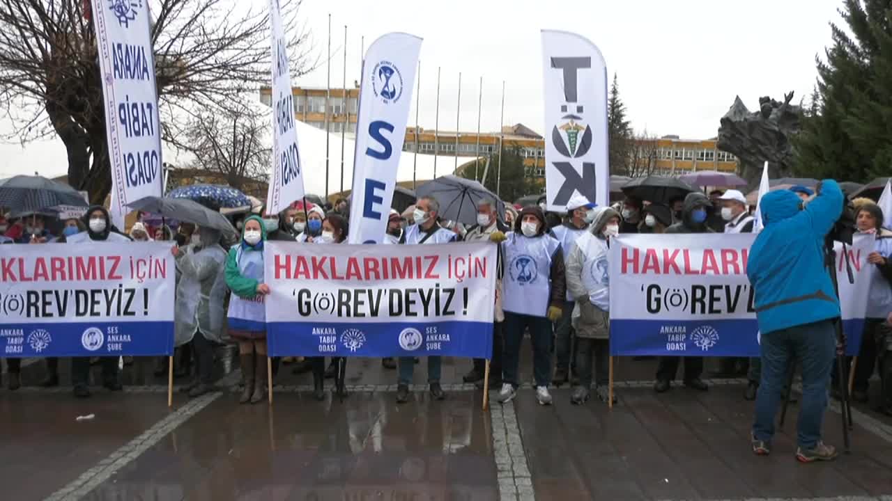 Hekimler ve sağlık çalışanları Ankara'da iş bıraktı: "Emeğimiz ve geleceğimiz için artık g(ö)rev zamanıdır"
