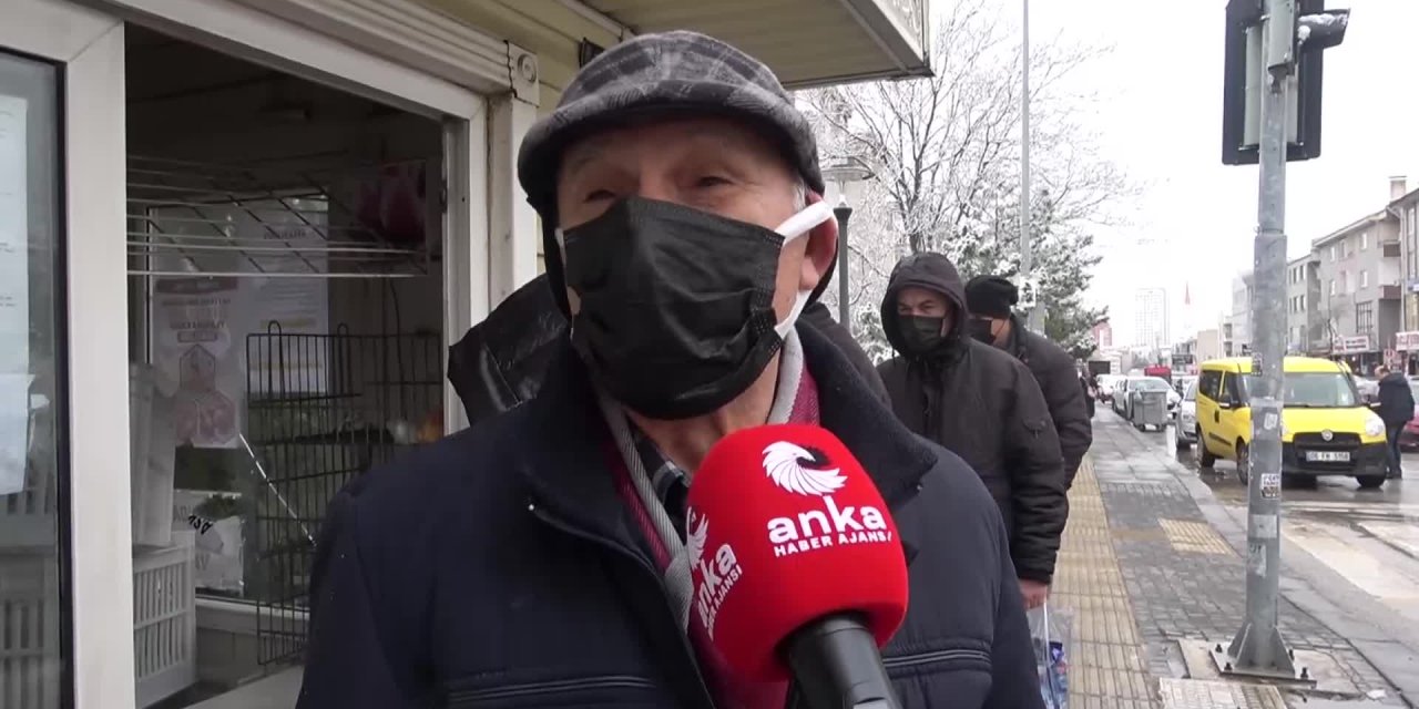 Halk Ekmek kuyruğundaki emekliler maaşlarına zam bekliyor: "Aldığım 3 bin 300 TL, zor geçiniyorum"